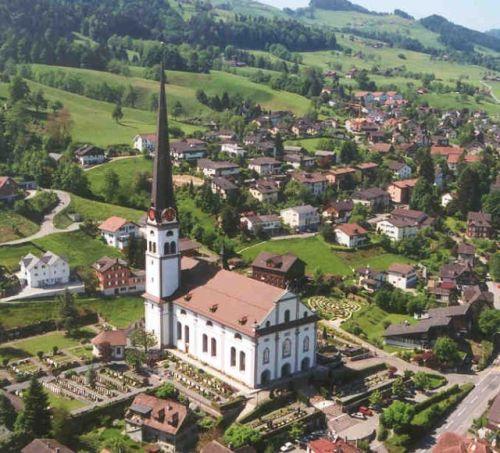 1832 wurde ein Neubau südlich der damals im Bereich des unteren Friedhofs stehenden Kirche beschlossen. Baumeister Fidel Obrist aus Gansingen AG wurde beauftragt, ein Gotteshaus mit einem grossen Platzangebot (52,8 Meter lang, 21,6 Meter breit), drei Emporen, Hauptaltar, Kreuzaltar, zwei Nebenaltären und einer neuen Orgel zu planen. Unter seinem massgeblichen Einfluss entstand eine von spätbarocken Schemen abweichende, erstmals frühklassizistische Züge und Dekorationsformen aufweisende Kirche. Verwirklicht wurde letzlich auch ein 97,56 Meter hoher Helmturm. 1839 fand die Einweihung statt. 1935 wurde der Turm neu aufgebaut. 1975 bis 1977 wurde das Kirchenbebäude für ca. 4.5 Mio. einer umfassenden Renovation unterzogen. Dabei wurde das Kirchenschiff den neuen liturgischen Formen entsprechend umgestaltet und beim nordseitigen Portal das Frontispiz als Übergang des Daches in die Fassade wiedererstellt.