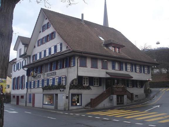 Das Hotel "Klösterli" wurde als "Wirtshaus zum Closter" 1614 erstmals erwähnt. Zeitweise wurde es auch "Wirtshaus zum roten Löwen" genannt. Bis zum Jahre 1599 gab es in Malters nur eine Ehehaftenwirtschaft, das Hotel Kreuz. Weil aber die Obrigkeit zu Luzern der Meinung war, "dass eine gemeinde und andere fürreisende mit einem wirt nit mögen wohl versehen sein, so soll das Haus zur Tannen daselbs zu Malters auf der gerechtigkeit einer taverne verbleiben und dafür gehalten werden". Das Haus "zur Tanne" soll auf der obern Luegeten gestanden haben. Nach seiner Schliessung wurden die Tavernenrechte auf das Klösterli übertragen. So ist also das Haus "zum roten Löwen" oder "zum Klösterli" die Nachfolgerin der Wirtschaft "zur Tanne".