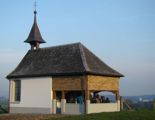 Gebaut wurde die Kapelle im 16. Jahrhundert durch das Franziskanerkloster Luzern. Die Spitzhofkapelle diente den Brüdern, die auf dem Landgut arbeiteten, zum Beten. Im Mai 1880 erwarb die Familie Kilchmann die Liegenschaft Spitzhof mit der Kapelle. Die Kapelle auf dem Spitzhof wurde 2010 umfassend renoviert. 

Die Kapelle ist idyllisch gelegen mit einem herrlichen Ausblick auf Berge und Stadt und lädt beim Vorbeigehen zum kurzen Innehalten ein. 

In den Monaten Mai bis September findet jeden zweiten Dienstag eine Messe statt. Zudem steht sie für Hochzeiten und Taufen zur Verfügung.
