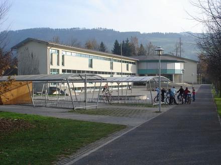 Das "jüngste Schulhaus" aus dem Jahr 1995, sieben Klassen besuchen im Eischachen den Schulunterricht.