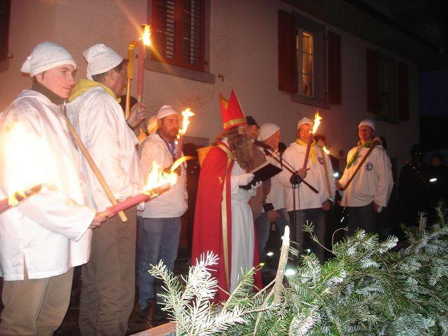 Der Samichlausauszug aus der Kirche St. Martin bildet jeweils den Höhepunkt. Trychlergruppen und Geislechlöpfer führen den Samichlaus mit Esel und Gefolge bis zum Bahnhofplatz, wo er den kleinen und grossen Kindern Beschehrungen verteilt. Die vielen Besucher geniessen am Feuer die wärmenden Getränke und den Kuchen. Seit vielen Jahren zieht der Samichlaus Malters durchs Dorf und führt Hausbesuche durch.