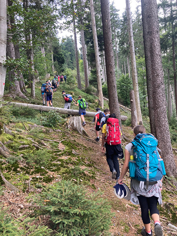 Die Sekundarschülerinnen und Schüler wandern im Klassenlager von Luthern auf den Napf. 