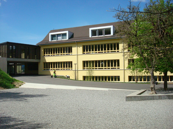 Das Schulhaus Bündtmättli 2 mit dem Turnhallenanbau stammt aus dem Jahre 1933, ist 1957/58 erweitert und im Jahr 2005 saniert worden. Im Jahr 2016 wurde der Erweiterungsbau der Schulanlage Bündtmättli eingeweiht.