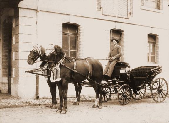 Der Stierenstall (Gebäude im Hintergrund) wurde 1899 erstellt. Er diente der Mühle als Ökonomiegebäude, d.h. die Pferde und Ochsen, welche die Wagen mit Mehl etc. zogen (man hatte ja noch keine LKWs) waren in diesem Gebäude untergebracht. Im oberen Teil wurde das Futter etc. mit eigenem Lastlift gelagert. 