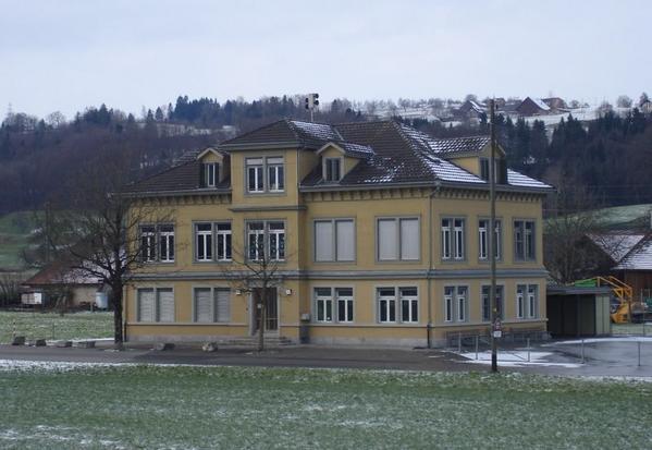 Erbaut 1899, beheimatet heute einen Kindergarten sowie die 1.-4. Primarklasse. 2001 wurde es renoviert und ein Kindergarten eingebaut.