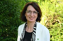 Bild Petra Oggenfuss Feldgrill in weisser Jacke
