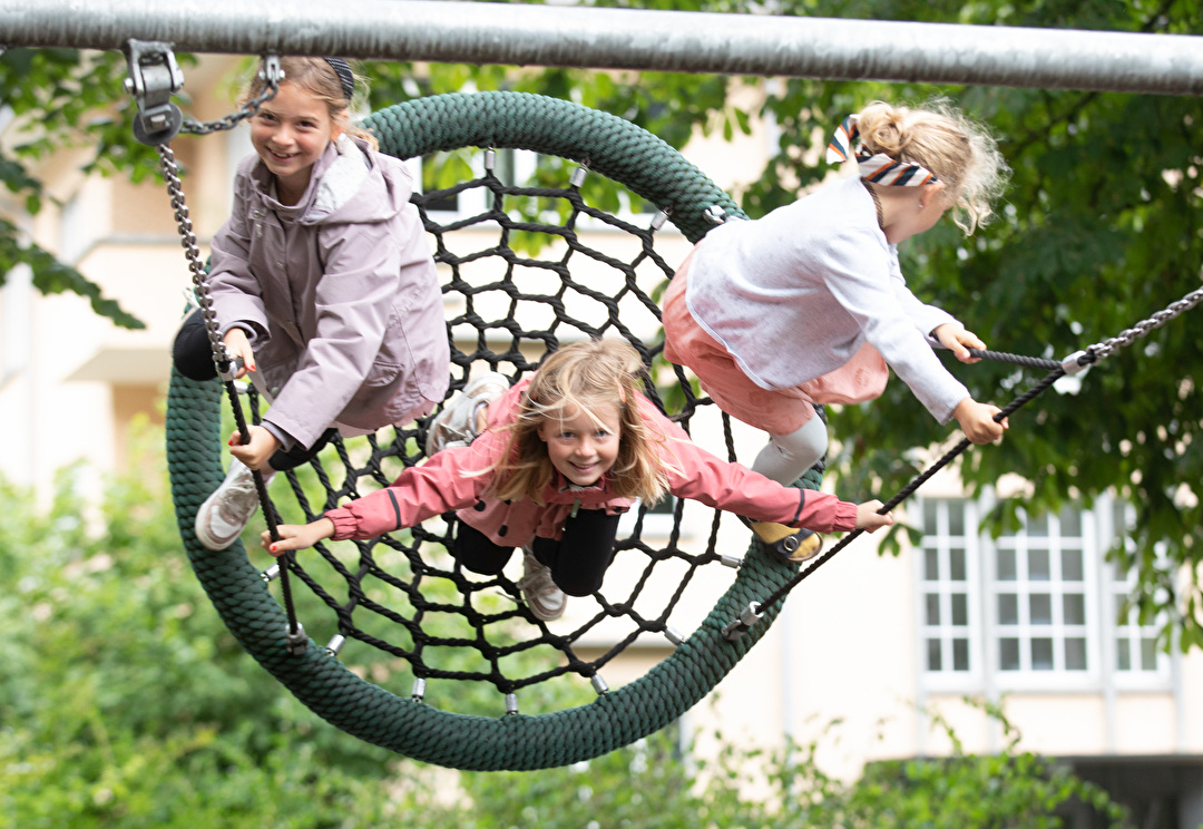 Akzent Prävention und Suchttherapie setzt sich in verschiedenen Formen für das Spiel ein, weil es Kinder und Erwachsene stärkt.