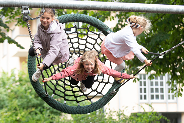 Akzent Prävention und Suchttherapie setzt sich in verschiedenen Formen für das Spiel ein, weil es Kinder und Erwachsene stärkt.