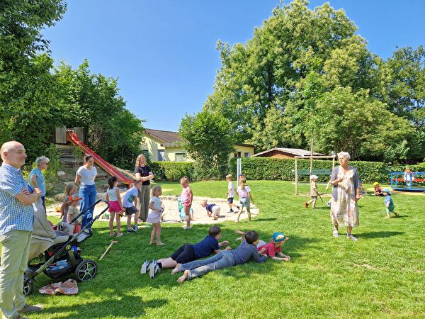 Mehr Spiel, mehr Spass, mehr Schatten: Der sanierte Spielplatz Ameisenhölzli kann seit Ende Mai wieder vollumfänglich genutzt werden.