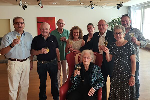 Die Jubilarin mit Gratulanten von Seiten Einwohnergemeinde, Bürgergemeinde und der Stiftung Hofmatt