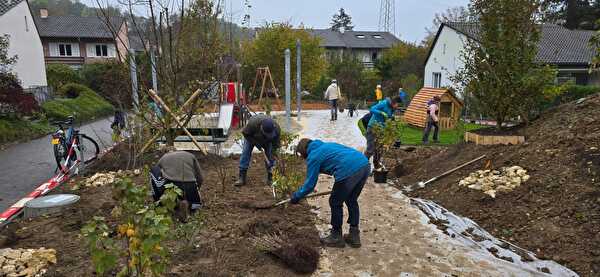 Alle Pflanzungen erledigt: Auf dem Spielplatz Dillacker Plaza waren am meisten Helferinnen und Helfer im Einsatz.  