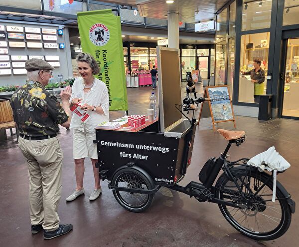Im Gespräch mit der älteren Bevölkerung Münchensteins – neu auch mobil: Lisa Kaufmann, Leiterin Koordinationsstelle für das Alter, hier im Einkaufszentrum Gartenstadt.