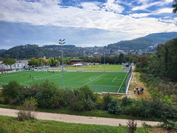 Direkt an die Fussballfelder der Sportanlage Au grenzen der neue Spielplatz, die Birslandschaft und der Auwald mit Vitaparcours. 