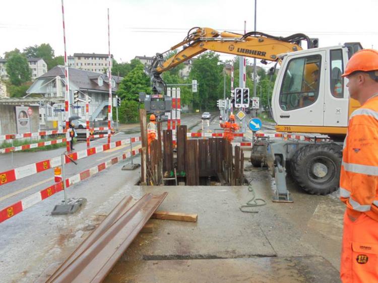 Entwässerung, Startgrube Rohrvortrieb, erstellen Rühlwand für Grubensicherung