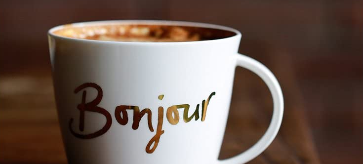 Kaffeetasse mit Schriftzug auf Französisch.