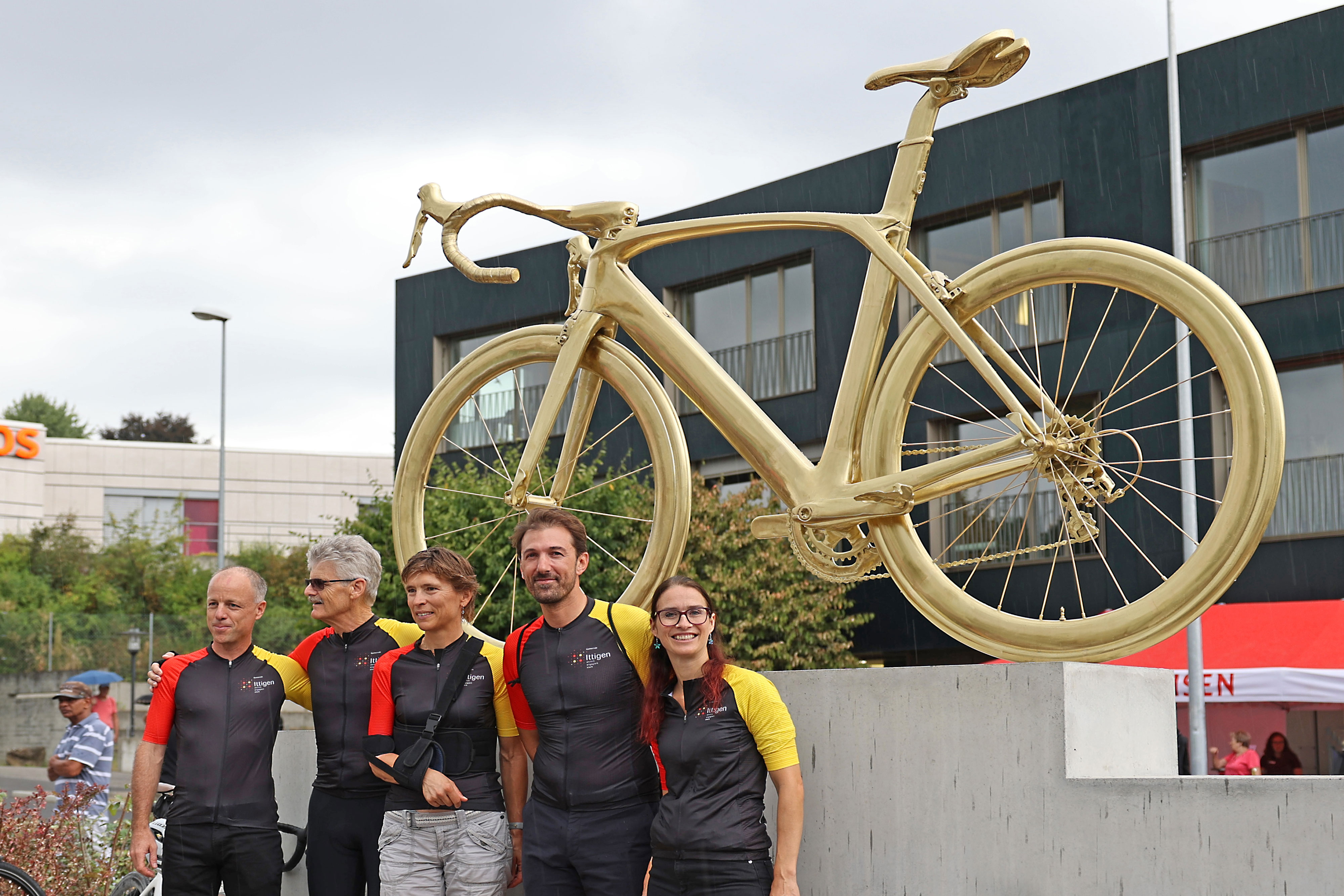 v.l.n.r.: Fabian Schmid (Direktor RBS), Marco Rupp (Gemeindepräsident Ittigen), Isa Pulver (Ultra Cyclist Woman), Fabian Cancellara (Ex-Radprofi), Simone Stöcklin (Gemeinderätin Ittigen).