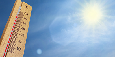 Die Sonne scheint an einem wolkenlosen Himmel. Zu sehen ist zudem ein Thermometer, das 40 Grad Celsius anzeigt.