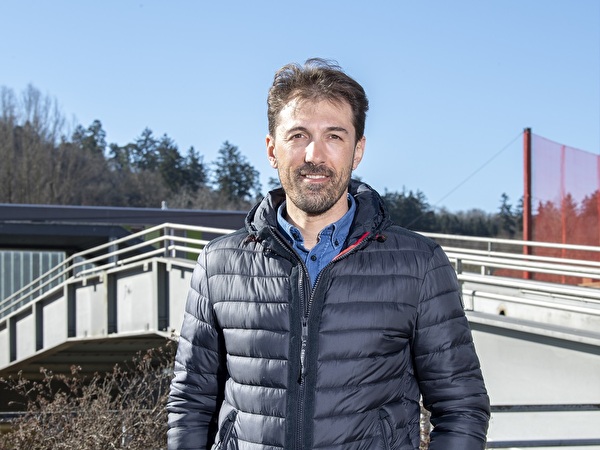 Fabian Cancellara vor der nach ihm benannten Brücke