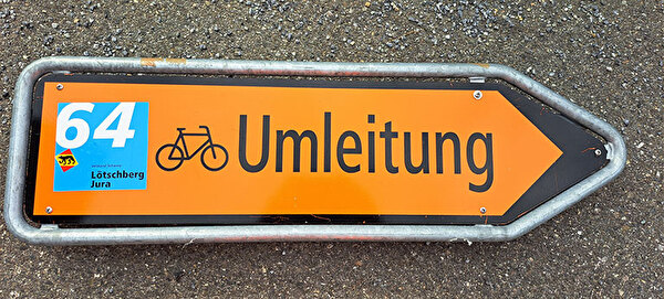 Signaltafel, die eine Umleitung anzeigt.