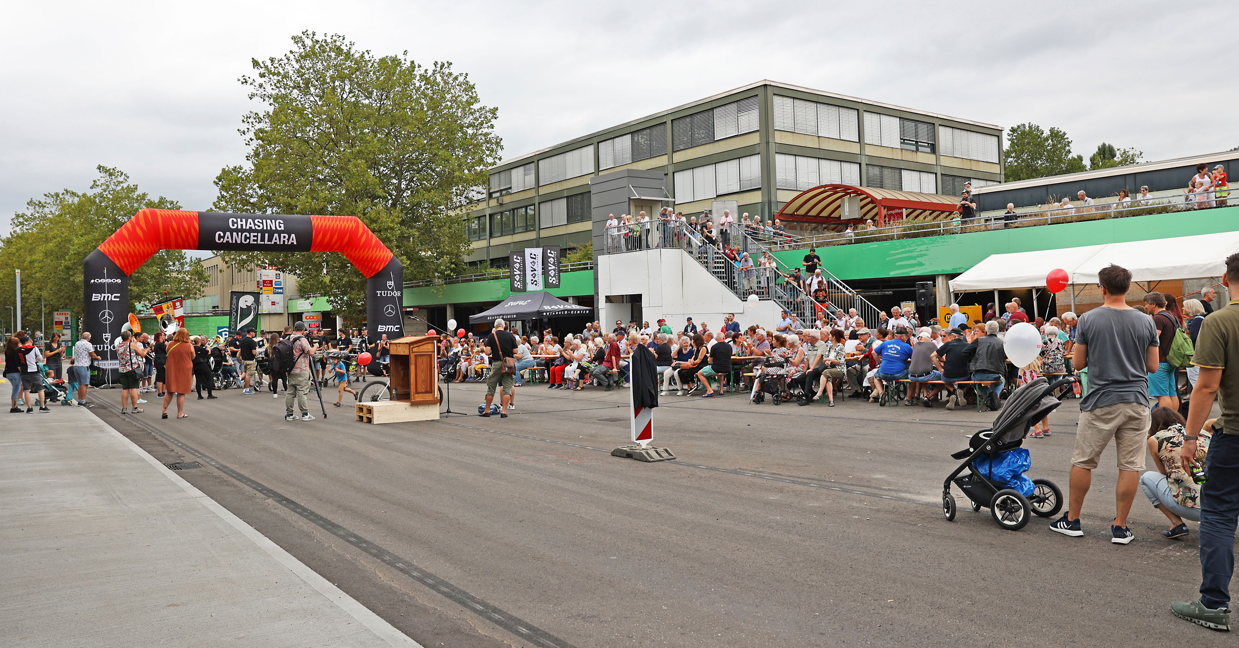 Besucherinnen und Besucher des Einweihungsfests.