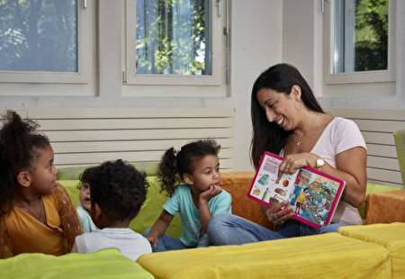 Tagesmutter mit vier Kleinkindern.