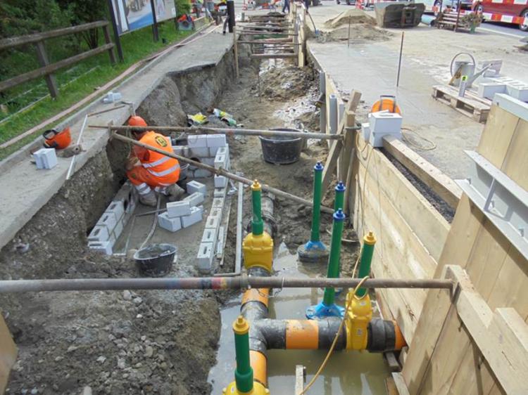 Werkleitungen, Wasser-/Gasabstellschieber, Kabelschacht für Stromleitungen im Bau
