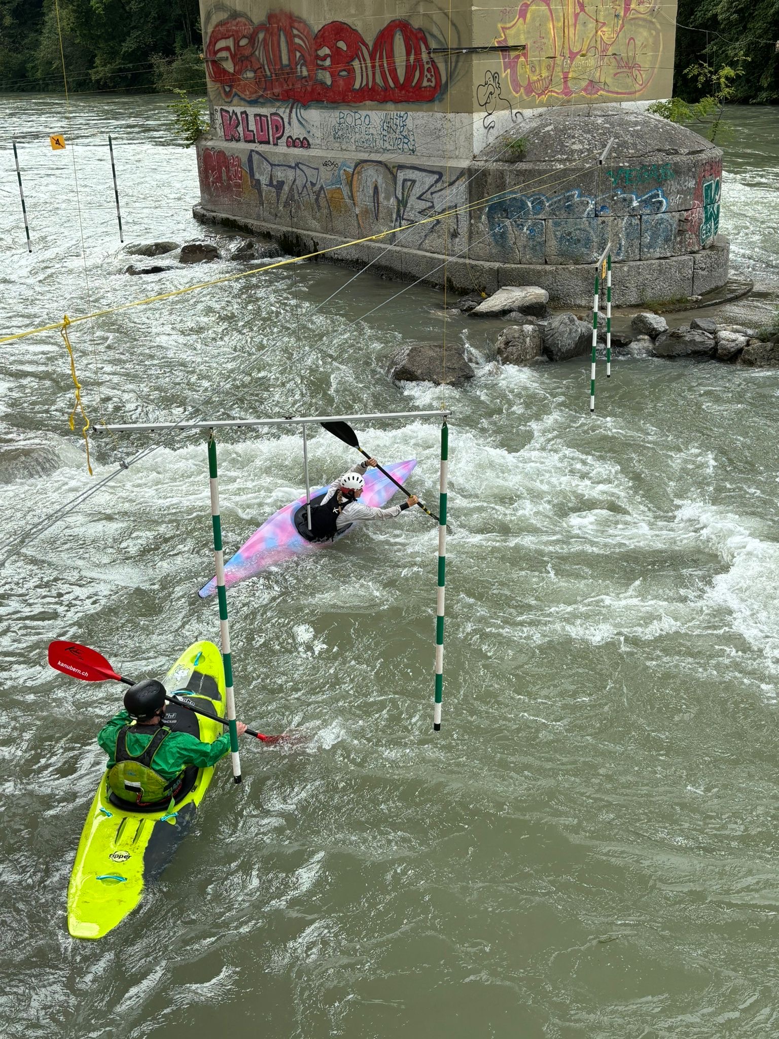 Kanu-Training mit Alena Marx (rosa Boot) unter der Tiefenaubrücke.