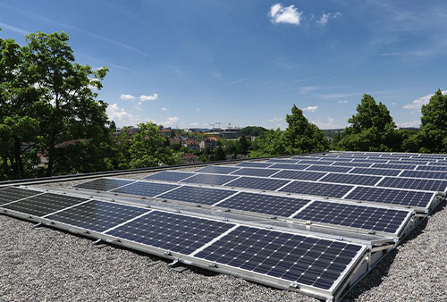 Solaranlage auf dem Dach des Gemeindehauses.