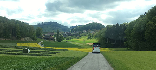 Reisecar fährt auf einer Landstrasse.