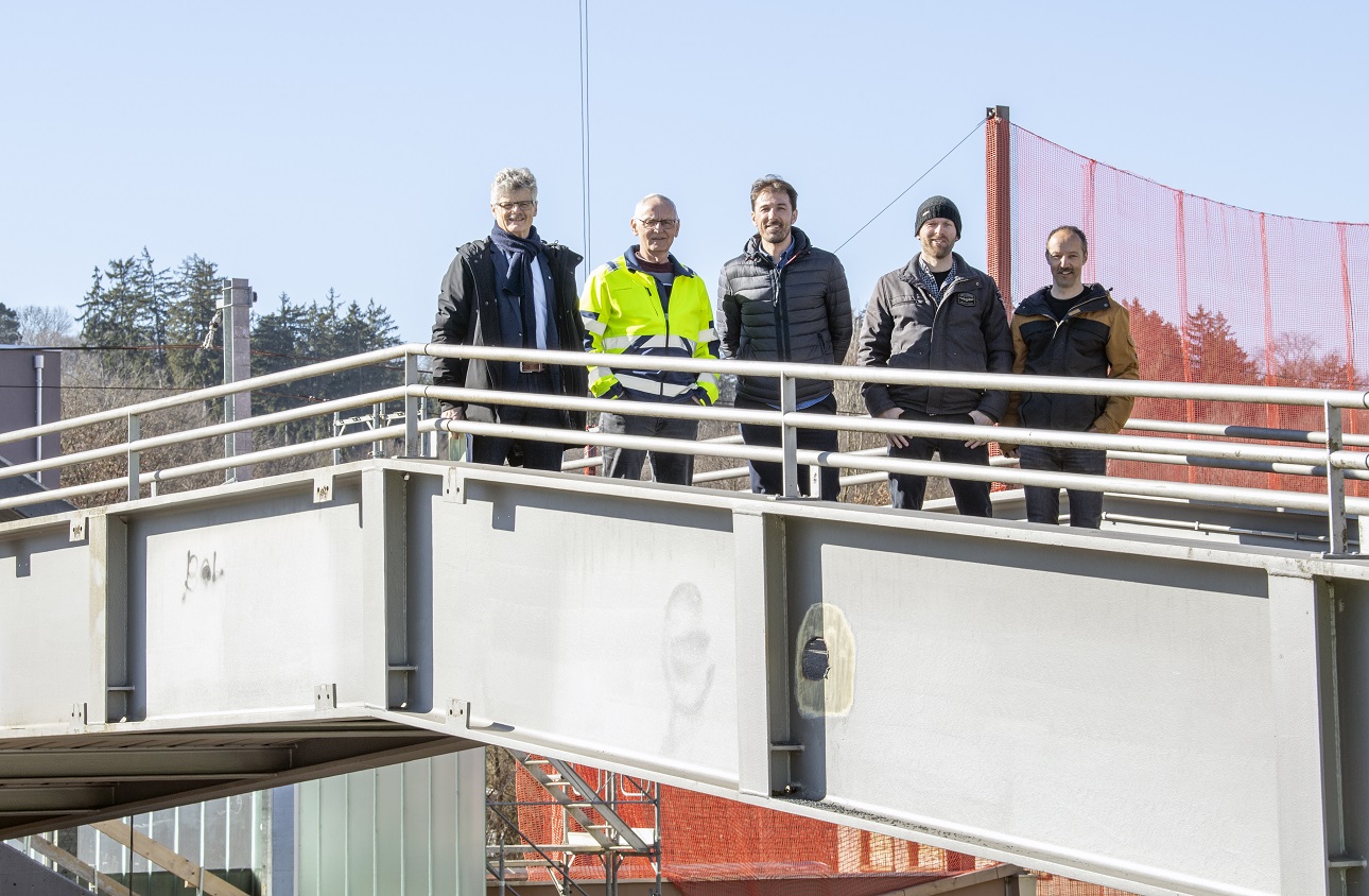 Abschiedszeremonie auf Brücke (v.l.n.r.: Marco Rupp, Peter Gerber, Fabian Cancellara, David Berger, Markus Enzler)