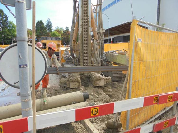 Entwässerung, Startgrube Rohrvortrieb, Träger für Grubensicherung einbohren
