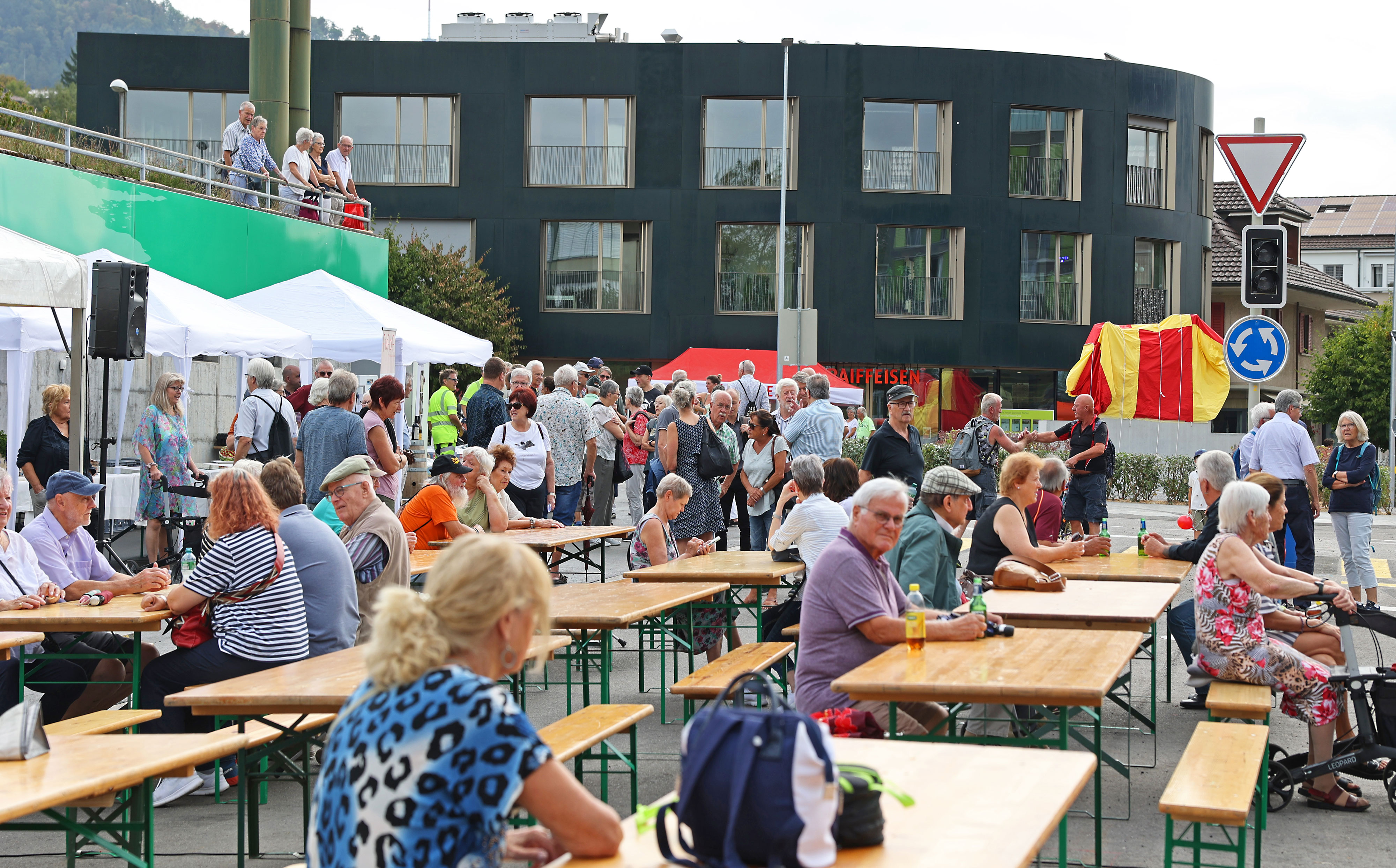 Besucherinnen und Besucher des Einweihungsfests.