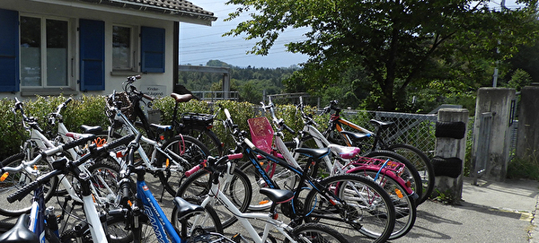 Velos vor der Kinder- und Jugendfachstelle in Worblaufen.