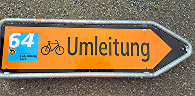 Signaltafel, die eine Umleitung anzeigt.