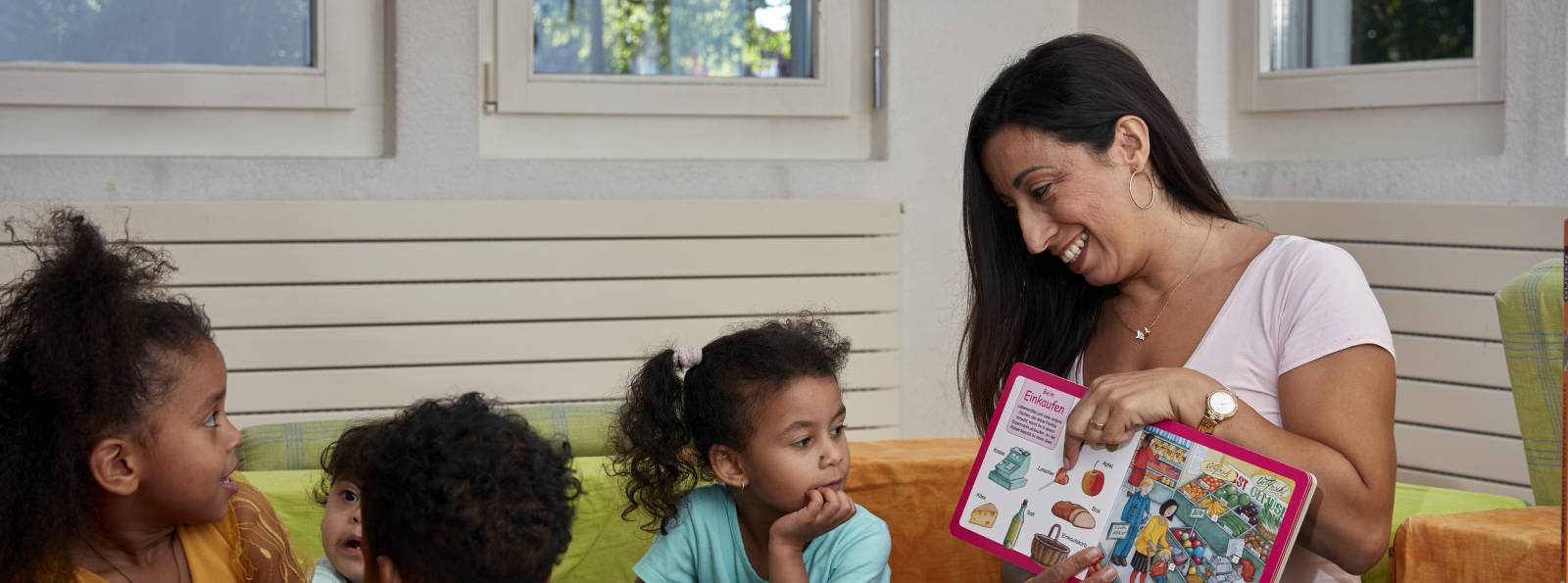 Tagesmutter mit vier Kleinkindern.