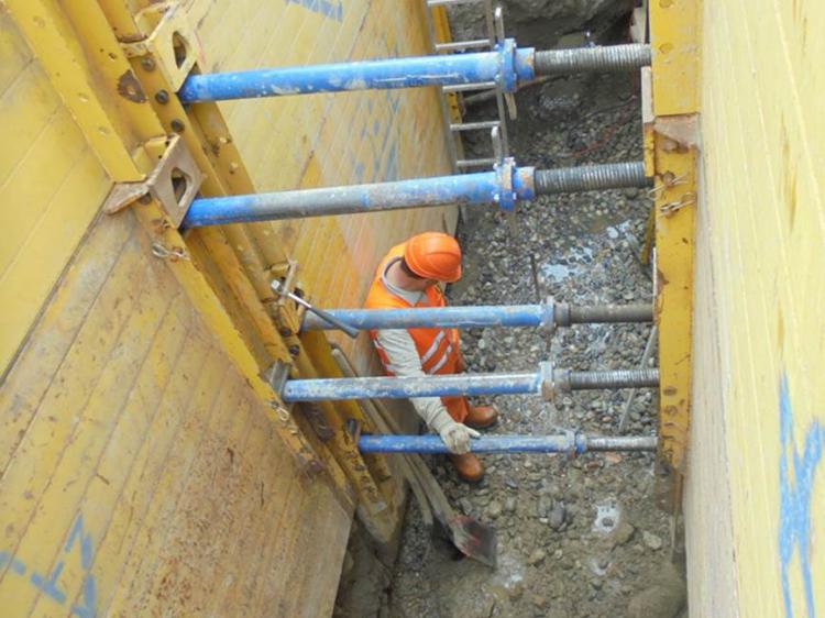 Entwässerungsleitung, Hangwasser in Grabensohle