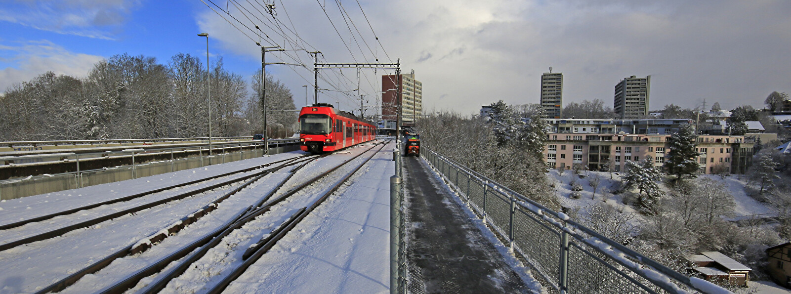 Tiefenaubrücke mit RBS-Zug.