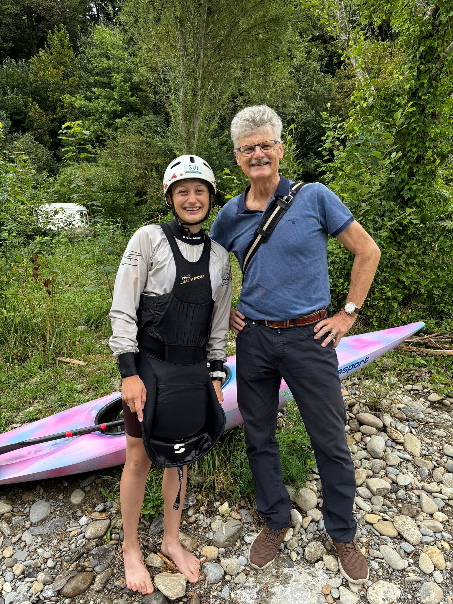 Gemeindepräsident Marco Rupp (rechts) mit Kanutin Alena Marx.