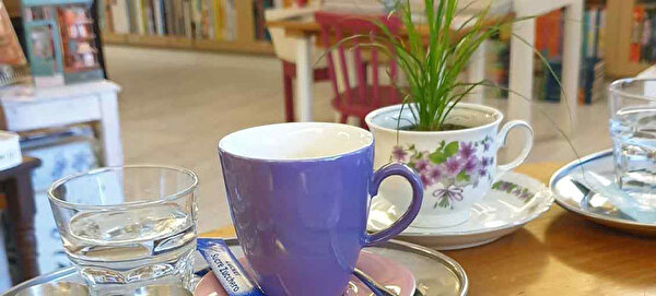 Kaffeetasse in einer Bibliothek.