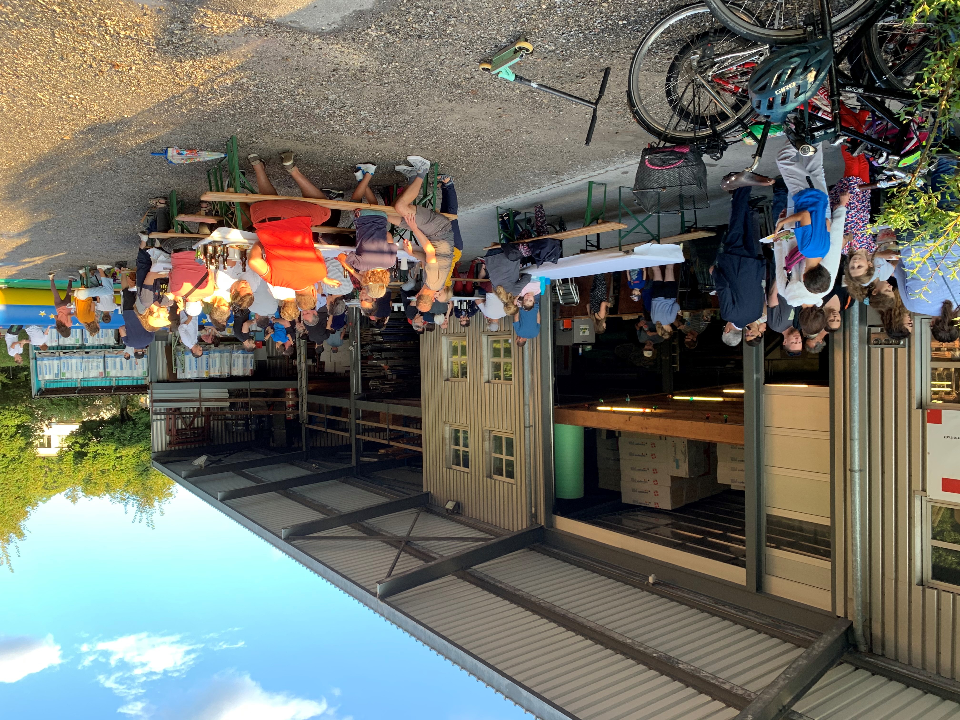 Die vielen Teilnehmenden geniessen das Fest im Quartier Eyfeld.