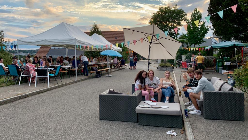 Gemütliches Beisammensein beim Fest im Quartier Mannenberg.