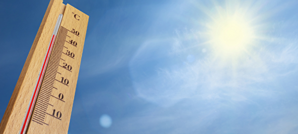 Die Sonne scheint an einem wolkenlosen Himmel. Zu sehen ist zudem ein Thermometer, das 40 Grad Celsius anzeigt.