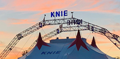 Das Zelt des Zirkus Knie im Abendlicht.