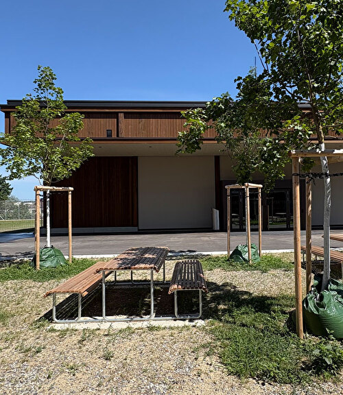 Aula und Sitzplatz der Schulanlage Altikofen.
