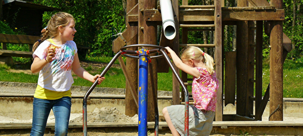 Spielende Kinder auf dem Spielplatz.