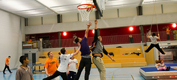 Spielende Jugendliche in der Turnhalle.