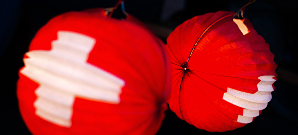 Zwei Lampions mit der Schweizer Flagge abgebildet.