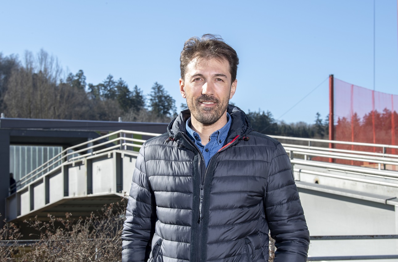 Fabian Cancellara vor Brücke