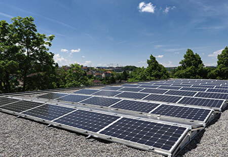 Solaranlage auf dem Dach des Gemeindehauses.