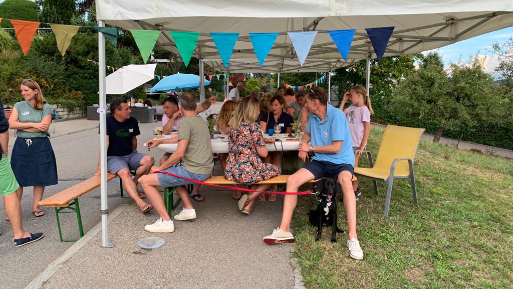 Essen, Trinken und lustige Gespräche führen.